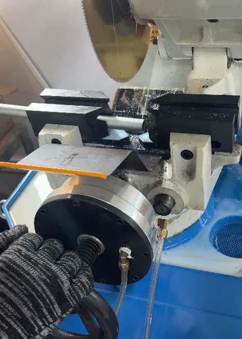 Comment couper et ébavurer un tube hydraulique avant le montage